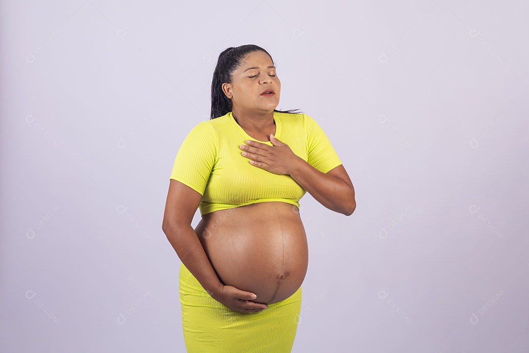 Linda mulher jovem grávida sobre fundo isolado