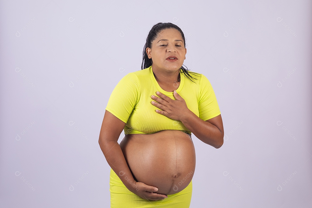 Linda mulher jovem grávida sobre fundo isolado