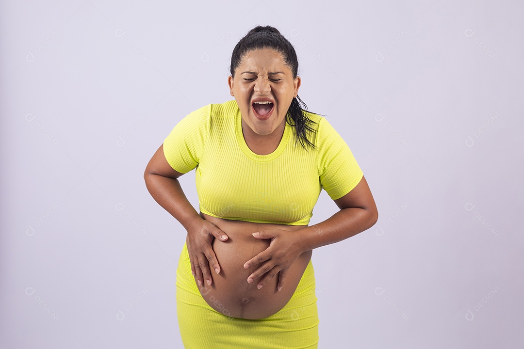 Linda mulher jovem grávida sobre fundo isolado