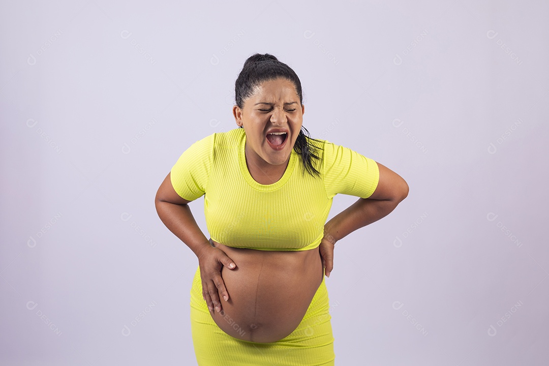 Linda mulher jovem grávida sobre fundo isolado