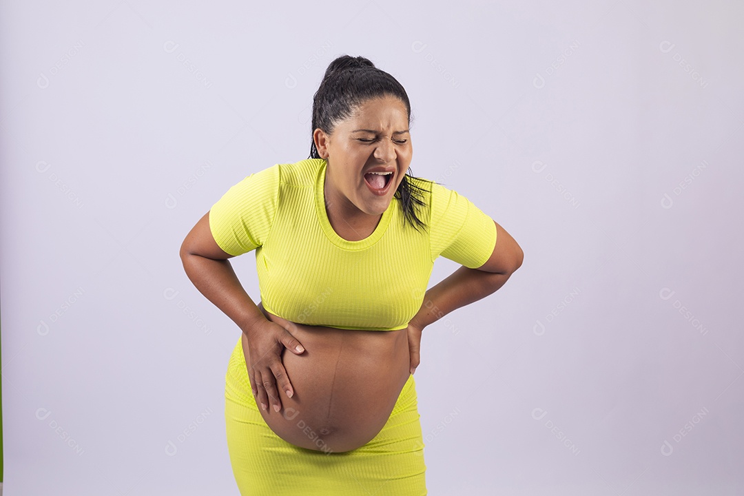 Linda mulher jovem grávida sobre fundo isolado