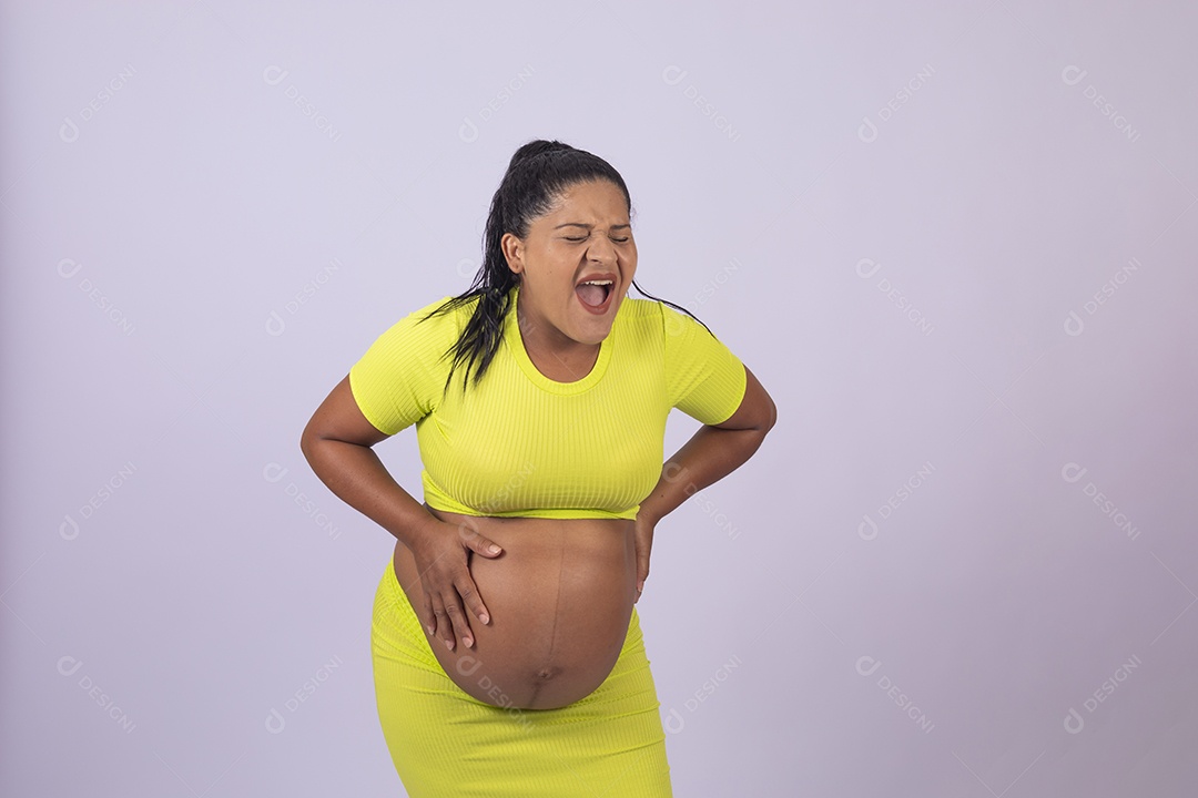 Linda mulher jovem grávida sobre fundo isolado