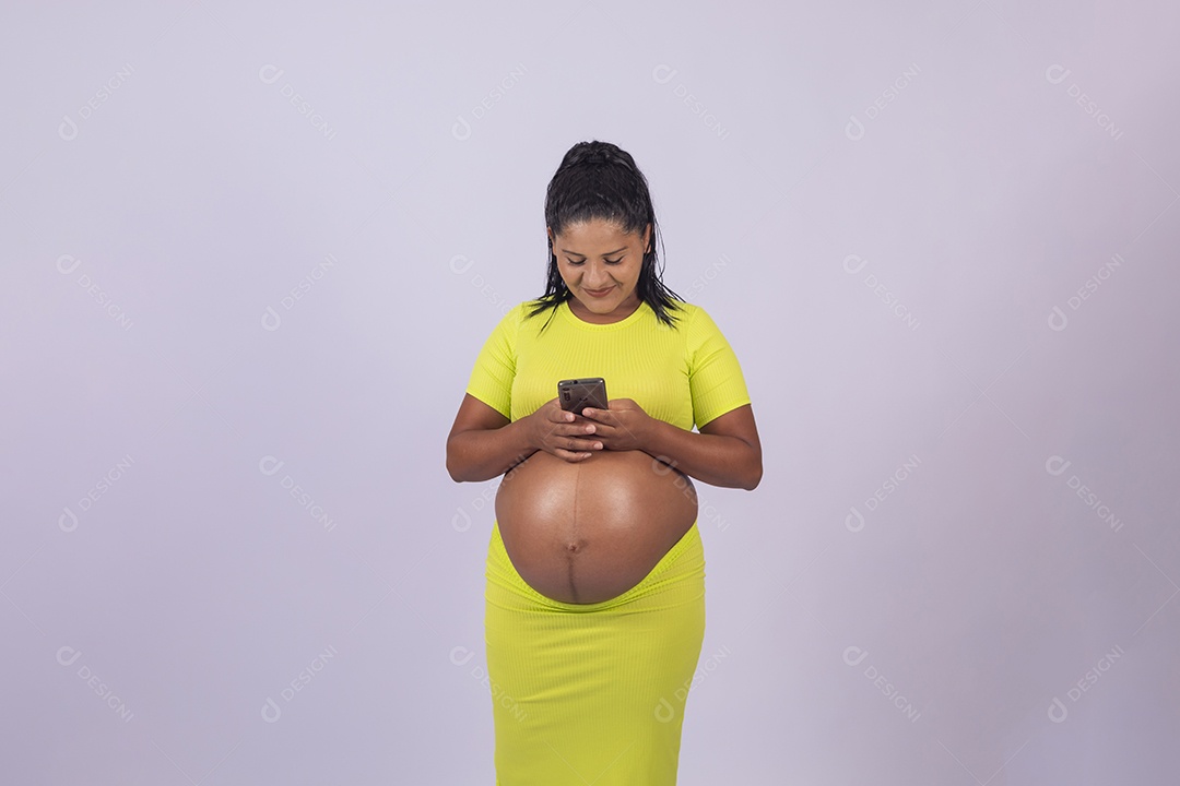 Linda mulher jovem grávida sobre fundo isolado