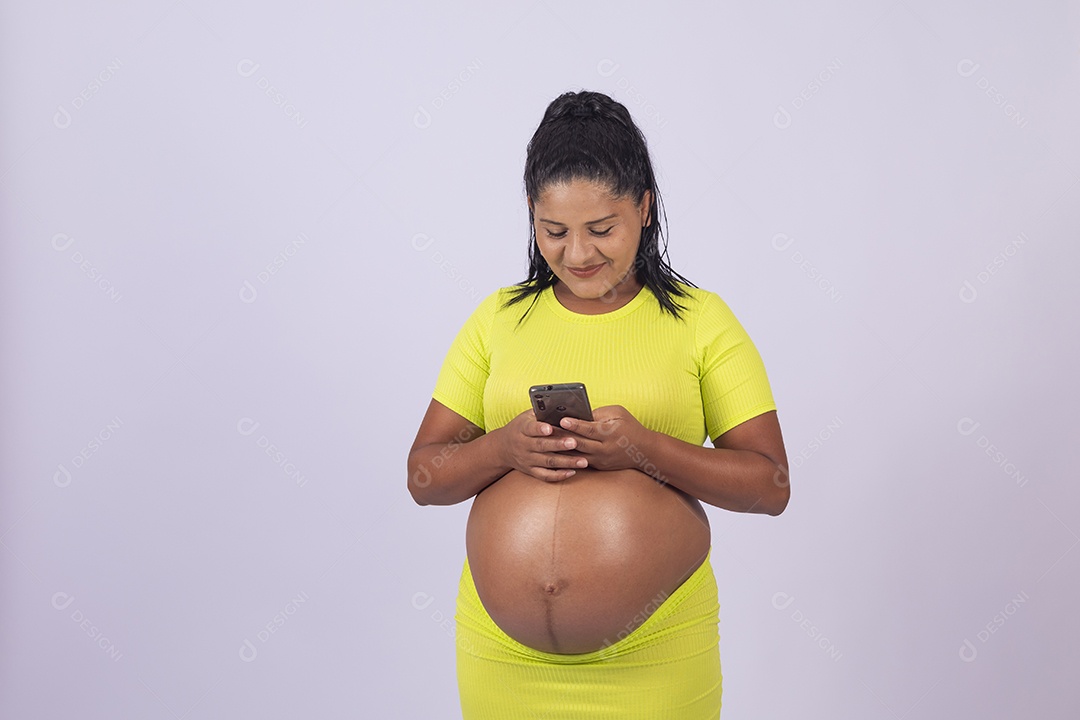 Linda mulher jovem grávida sobre fundo isolado