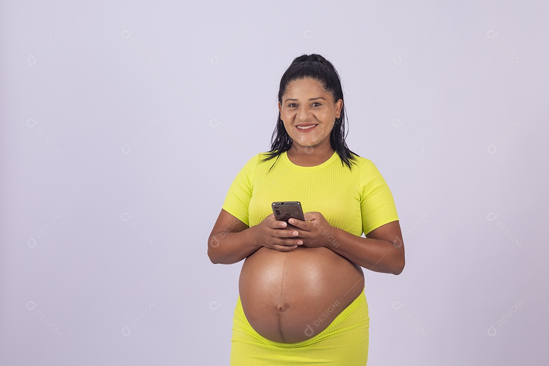 Linda mulher jovem grávida sobre fundo isolado