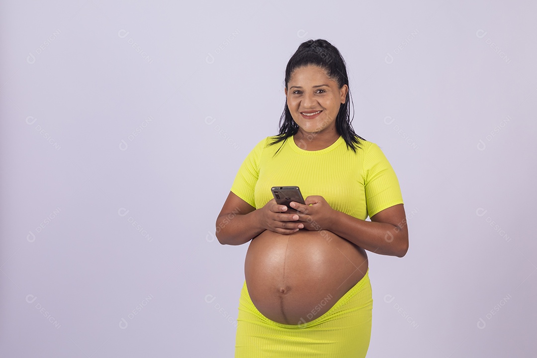 Linda mulher jovem grávida sobre fundo isolado