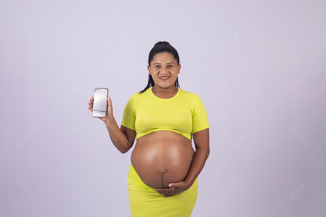 Linda mulher jovem grávida sobre fundo isolado