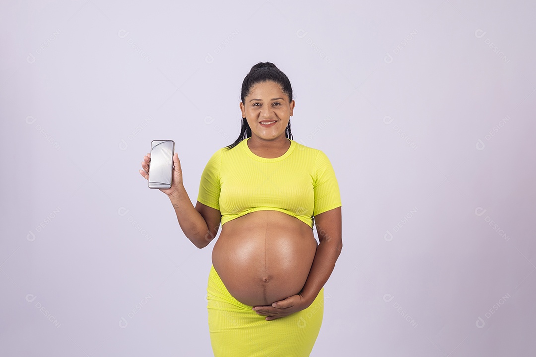 Linda mulher jovem grávida sobre fundo isolado