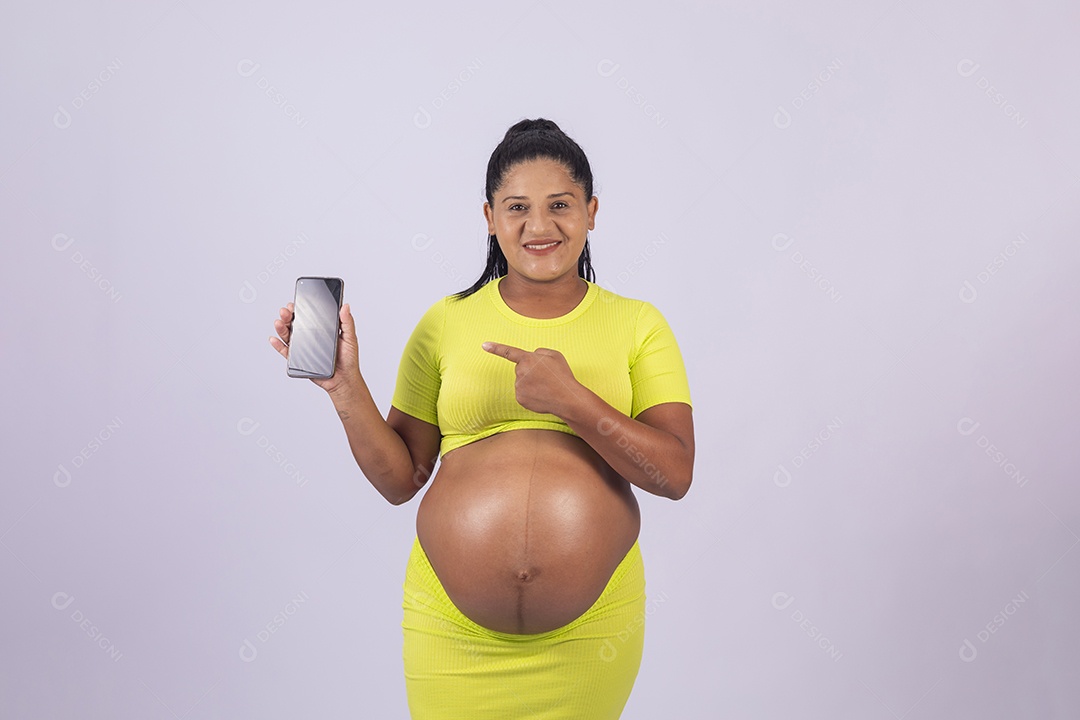 Linda mulher jovem grávida sobre fundo isolado