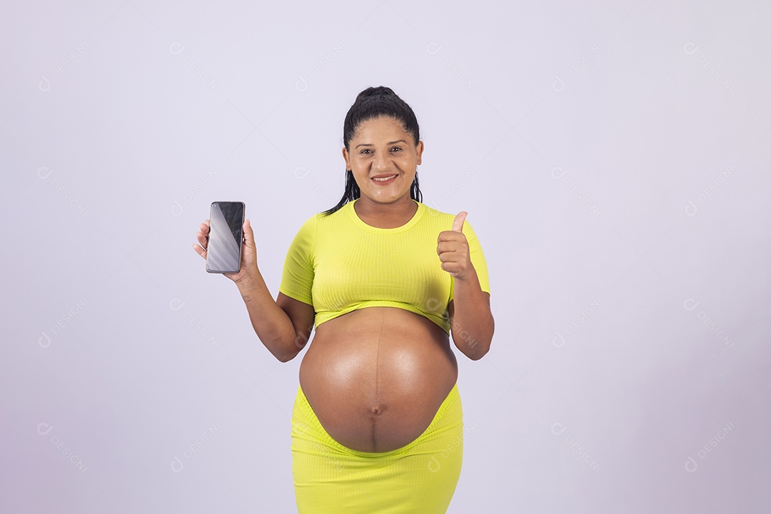 Linda mulher jovem grávida sobre fundo isolado