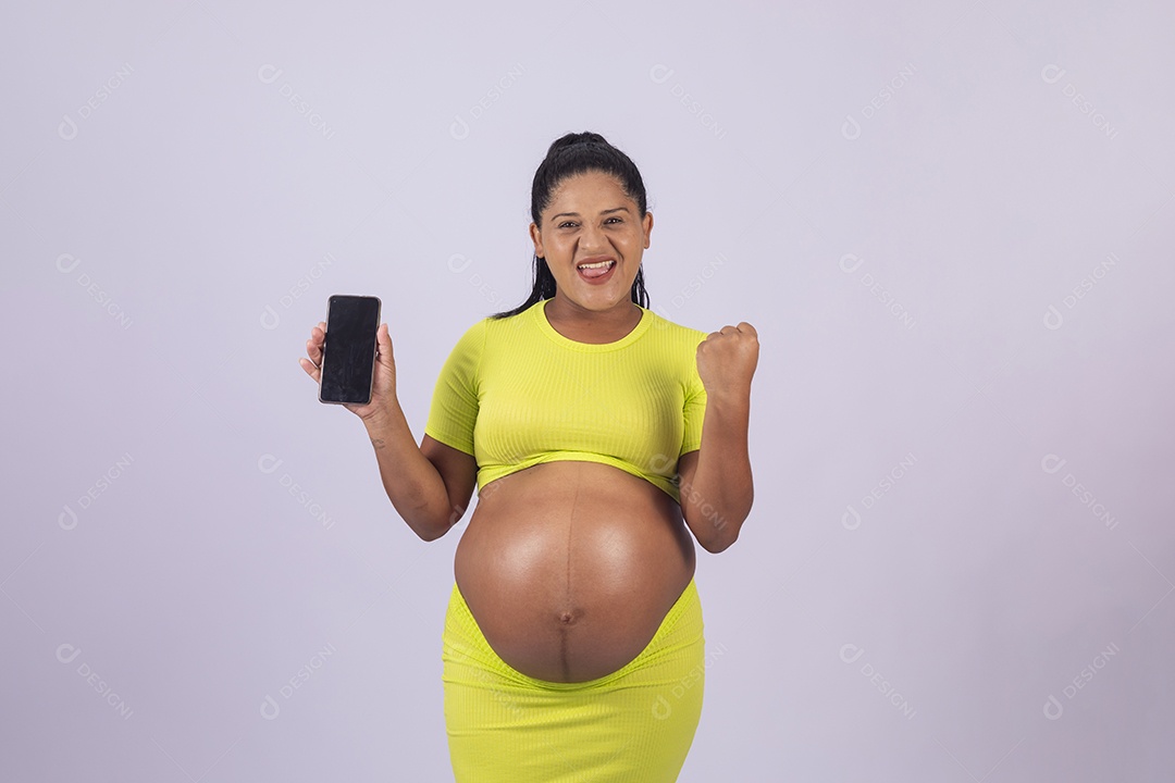 Linda mulher jovem grávida sobre fundo isolado