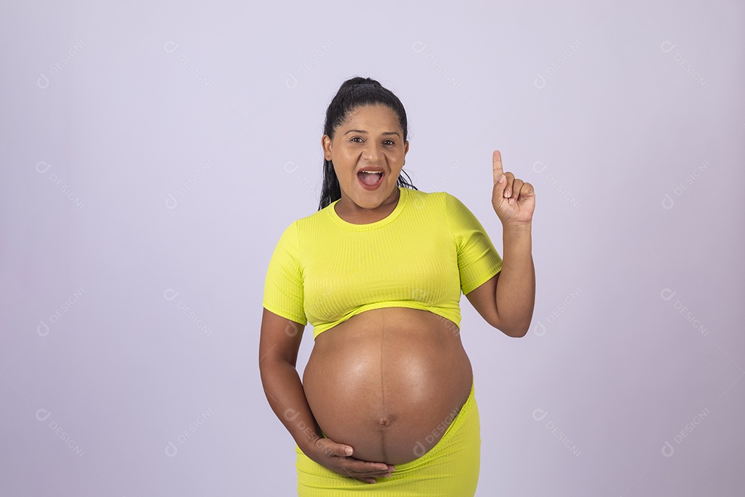 Linda mulher jovem grávida sobre fundo isolado