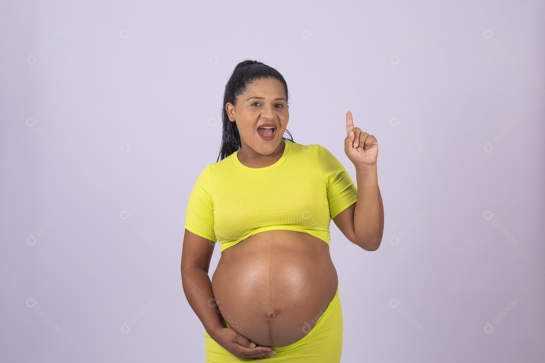 Linda mulher jovem grávida sobre fundo isolado