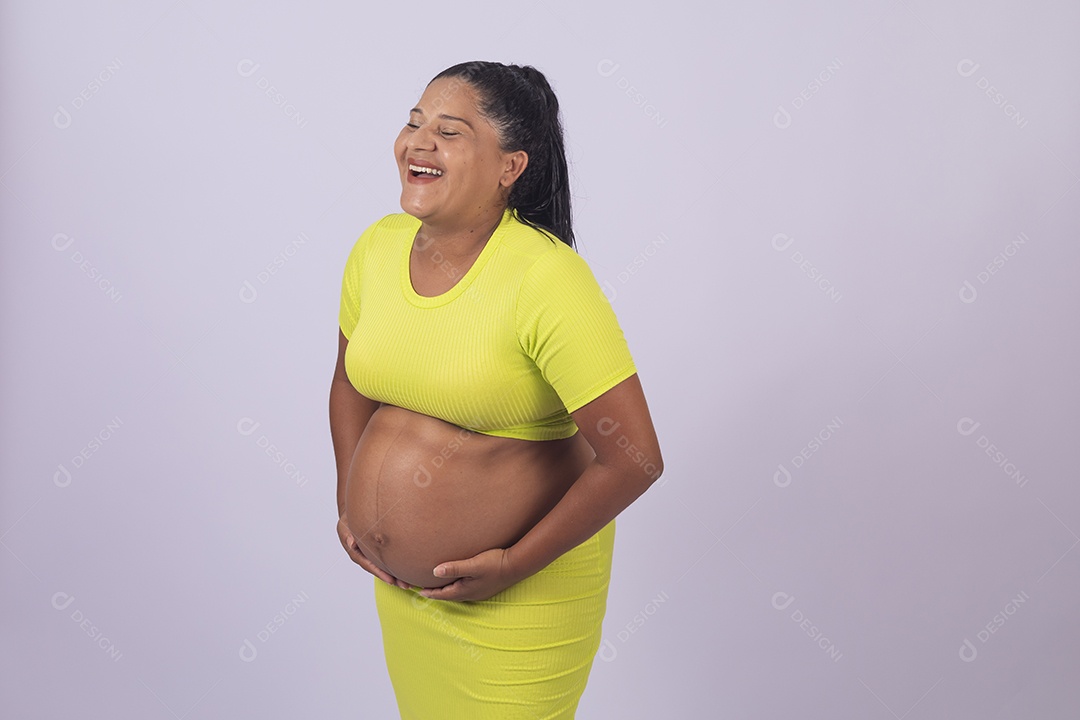 Linda mulher jovem grávida sobre fundo isolado