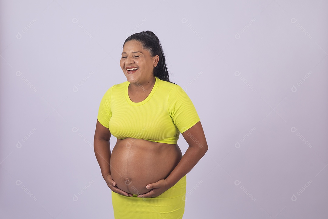 Linda mulher jovem grávida sobre fundo isolado