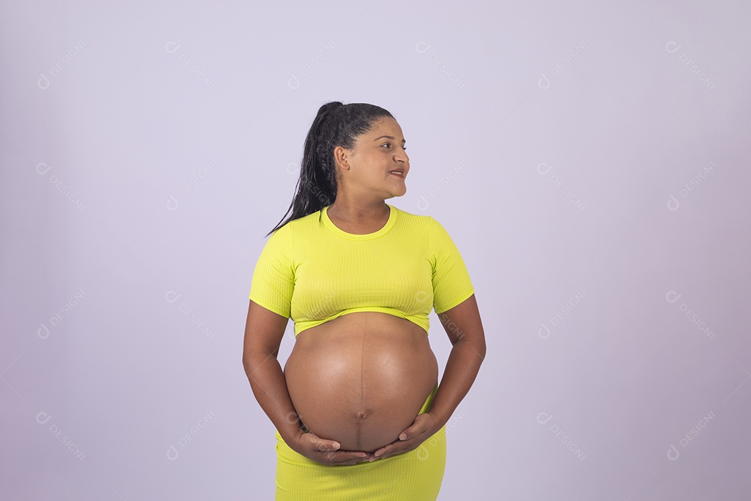 Linda mulher jovem grávida sobre fundo isolado