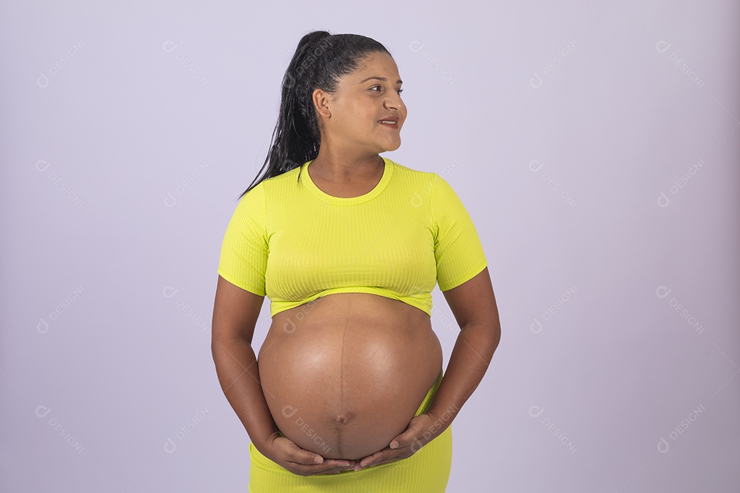 Linda mulher jovem grávida sobre fundo isolado