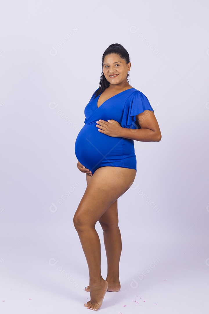 Linda mulher jovem grávida sobre fundo isolado