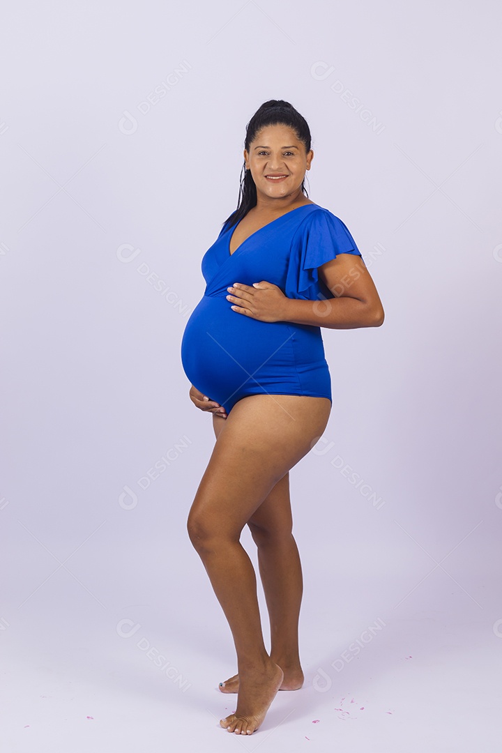 Linda mulher jovem grávida sobre fundo isolado