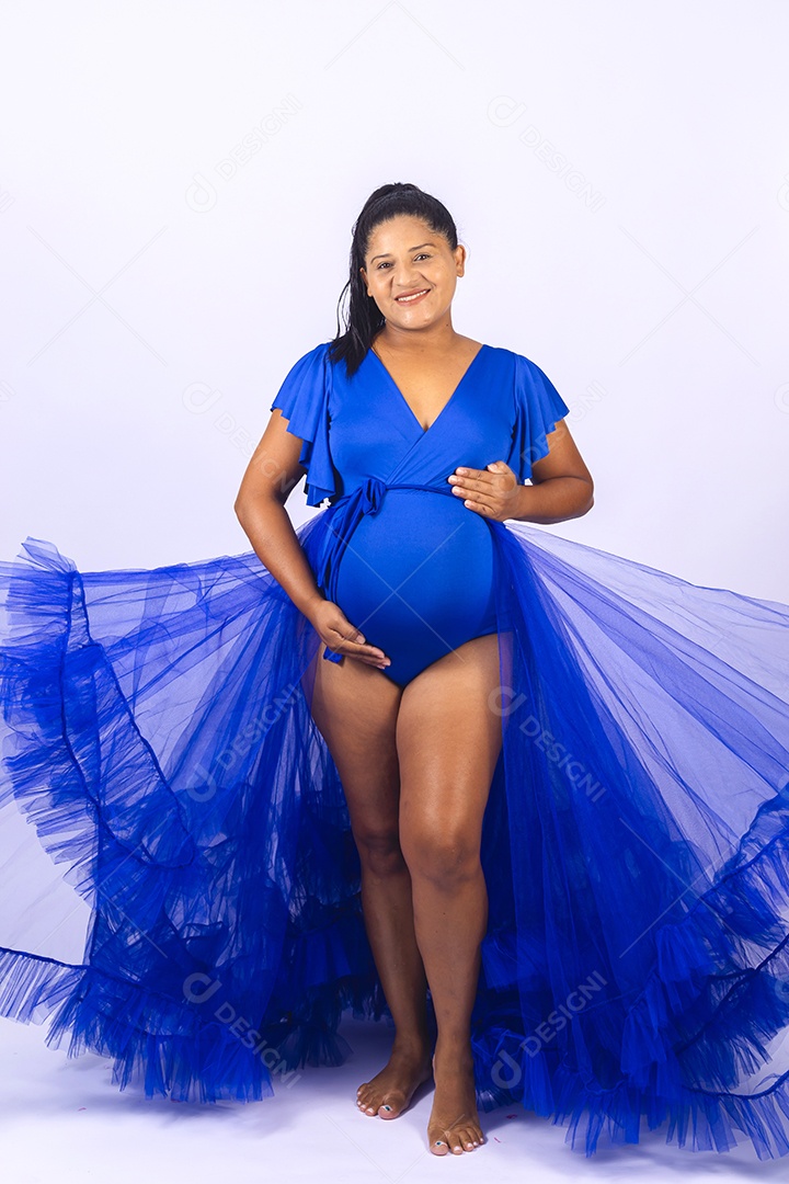 Linda mulher jovem grávida sobre fundo isolado