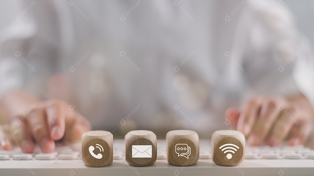 Blocos de madeira sobre fundo isolado