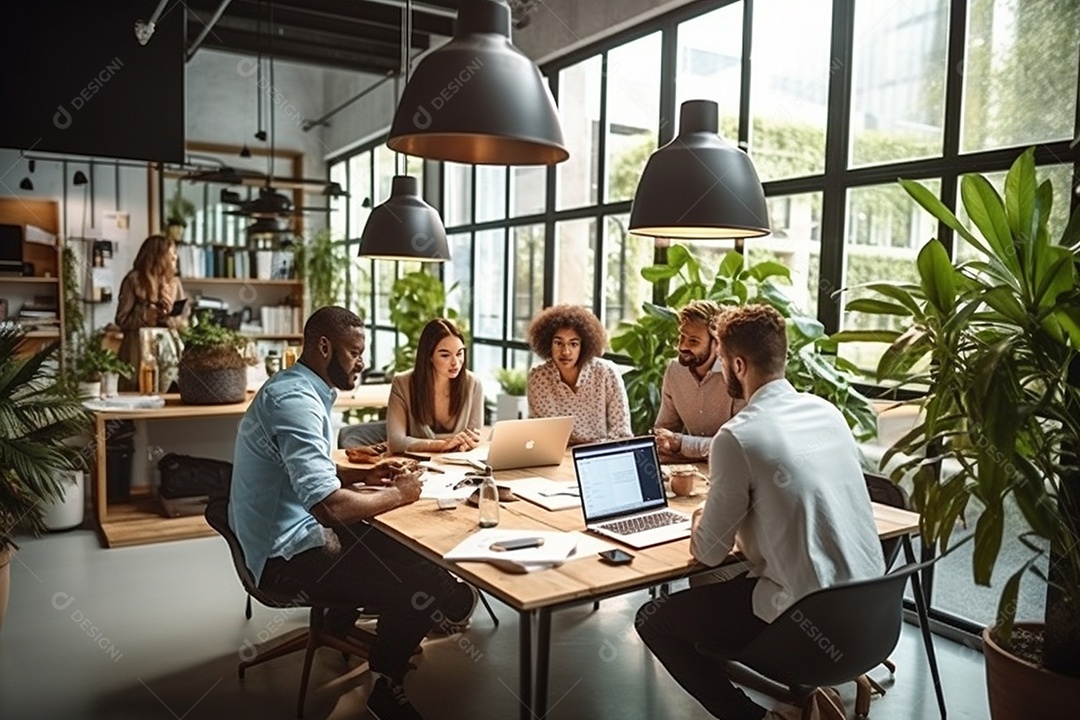 Uma equipe de negócios diversificada em uma reunião de brainstorming em um escritório moderno e bem iluminado