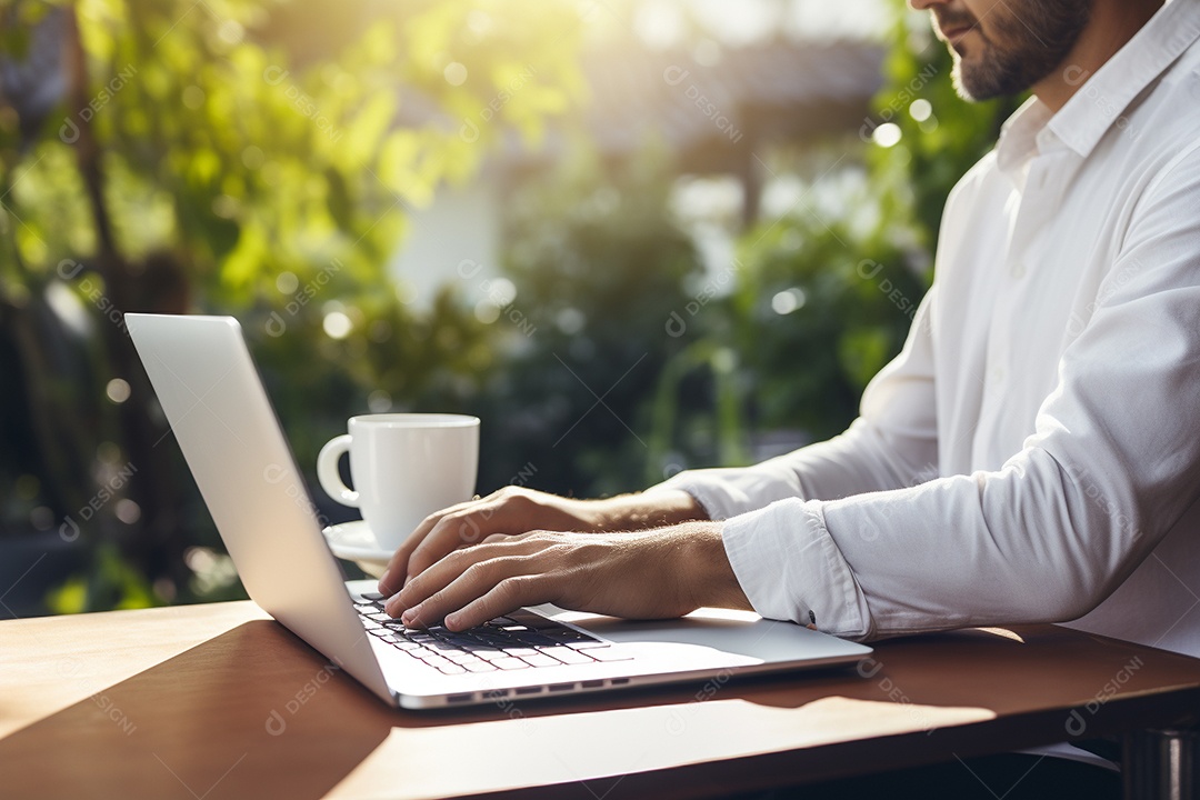 Homem digitando no notebook sobre uma mesa