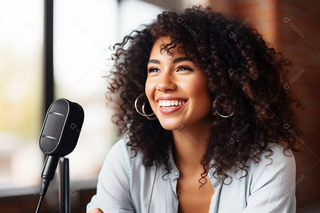 Uma mulher negra dando entrevista em um podcast