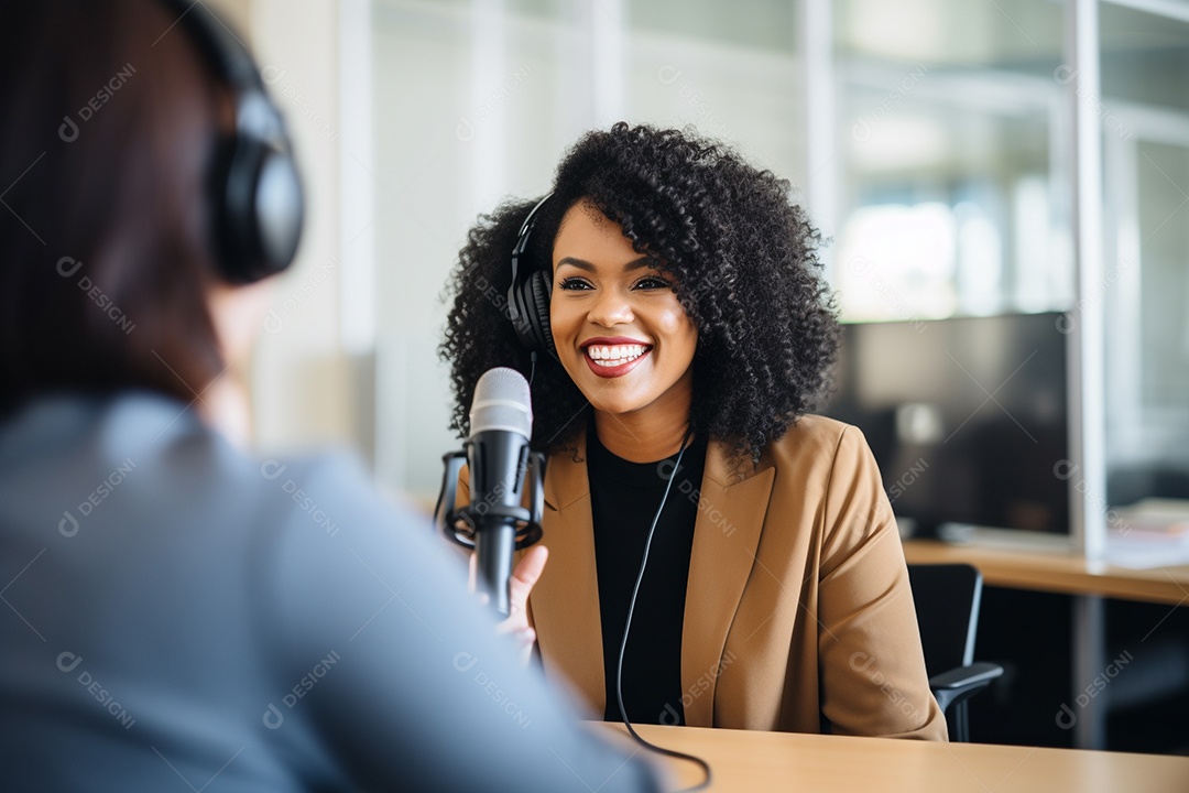 Uma mulher negra dando entrevista em um podcast