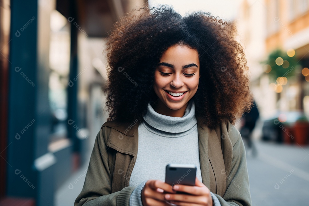Mulher negra mechendo em seu celular