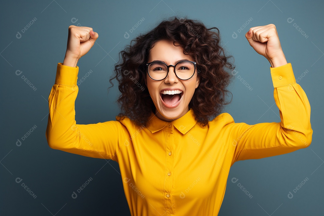 Uma mulher feliz porque recebeu notícias