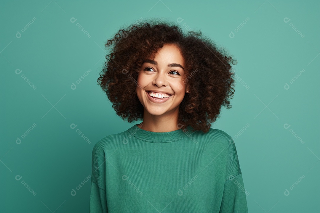 Mulher negra feliz tomando café