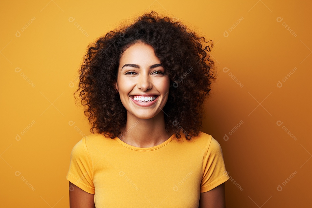 Mulher negra feliz tomando café