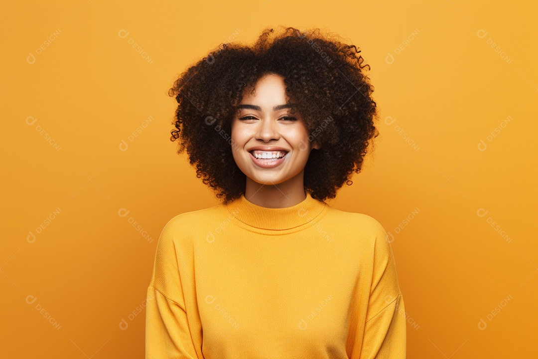 Mulher negra feliz tomando café