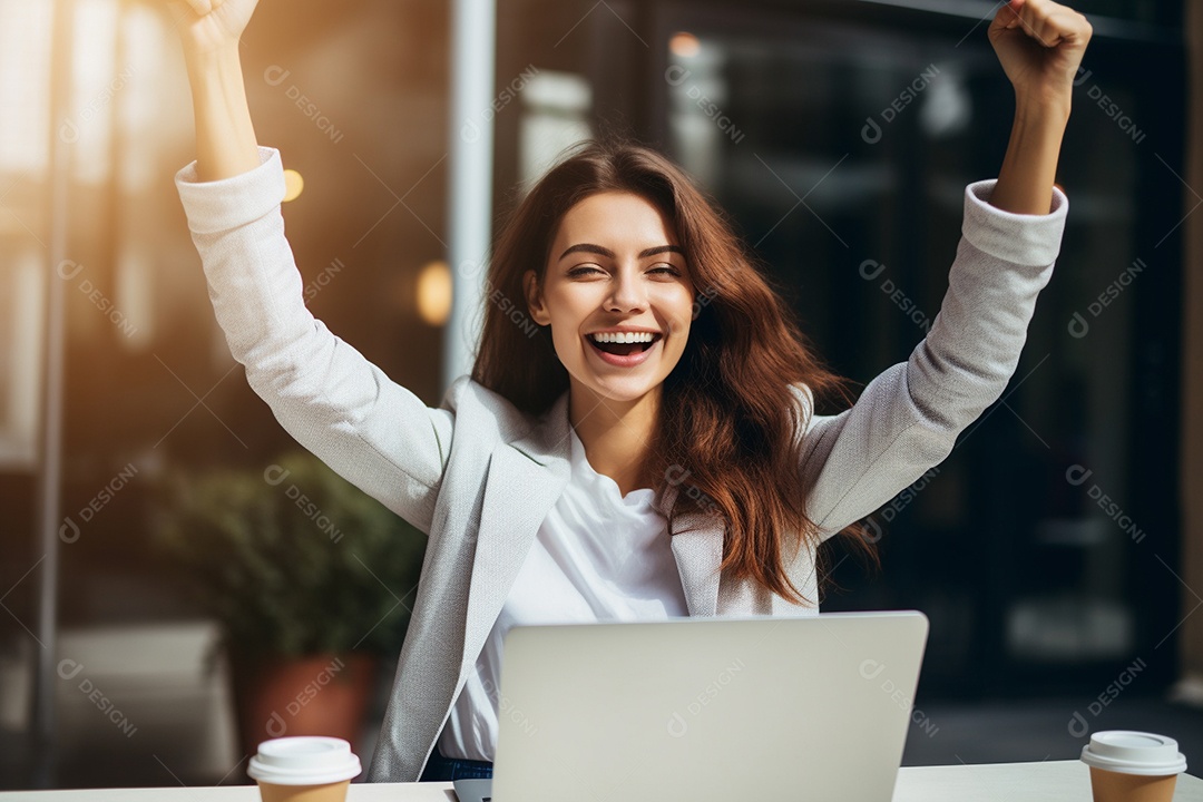 Uma mulher feliz porque recebeu notícias