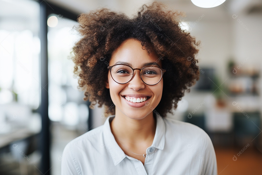 Uma mulher feliz porque recebeu notícias