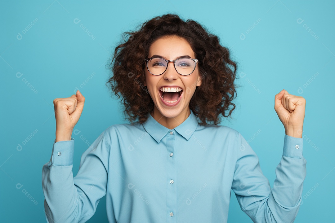 Uma mulher feliz porque recebeu notícias