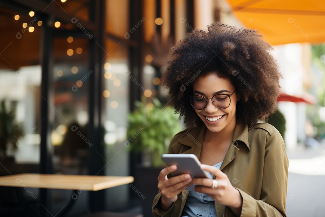 Uma mulher feliz porque recebeu notícias