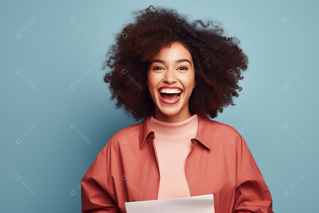 Uma mulher feliz porque recebeu notícias