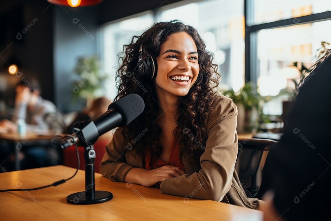 Uma mulher dando entrevista em um podcast