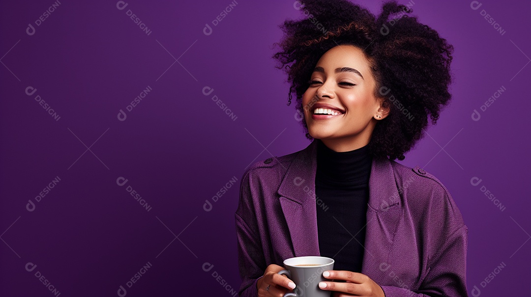 Mulher negra feliz tomando café