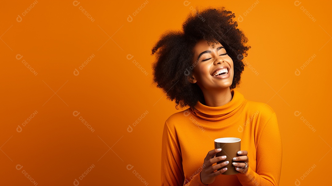 Mulher negra feliz tomando café