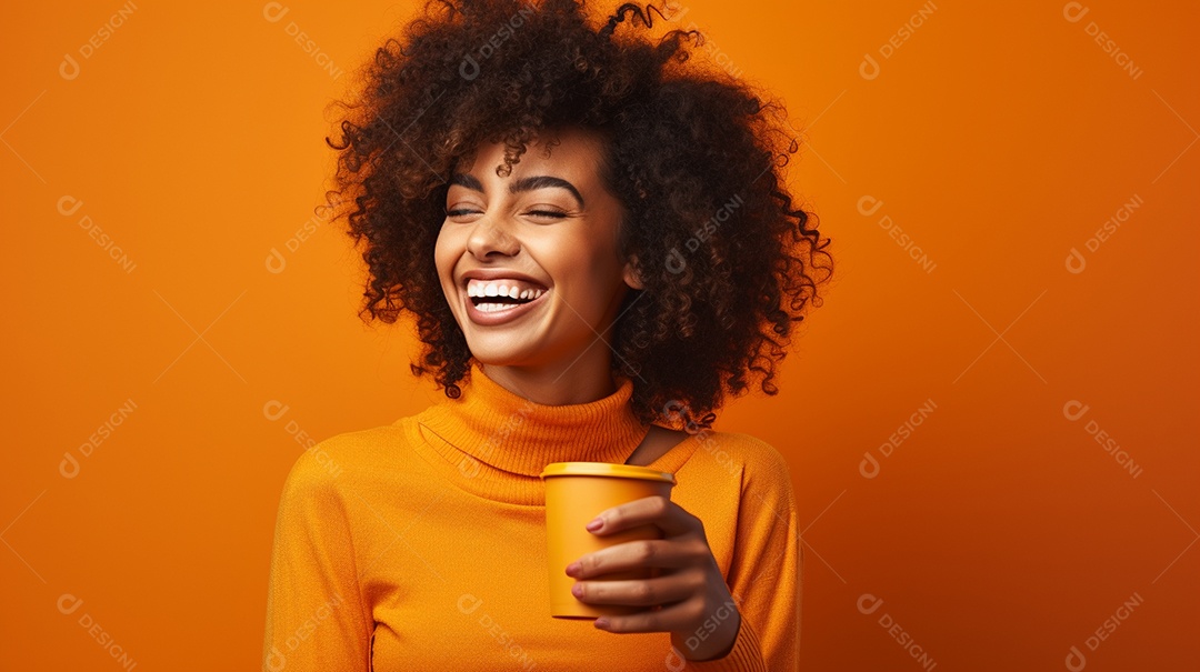 Mulher negra feliz tomando café