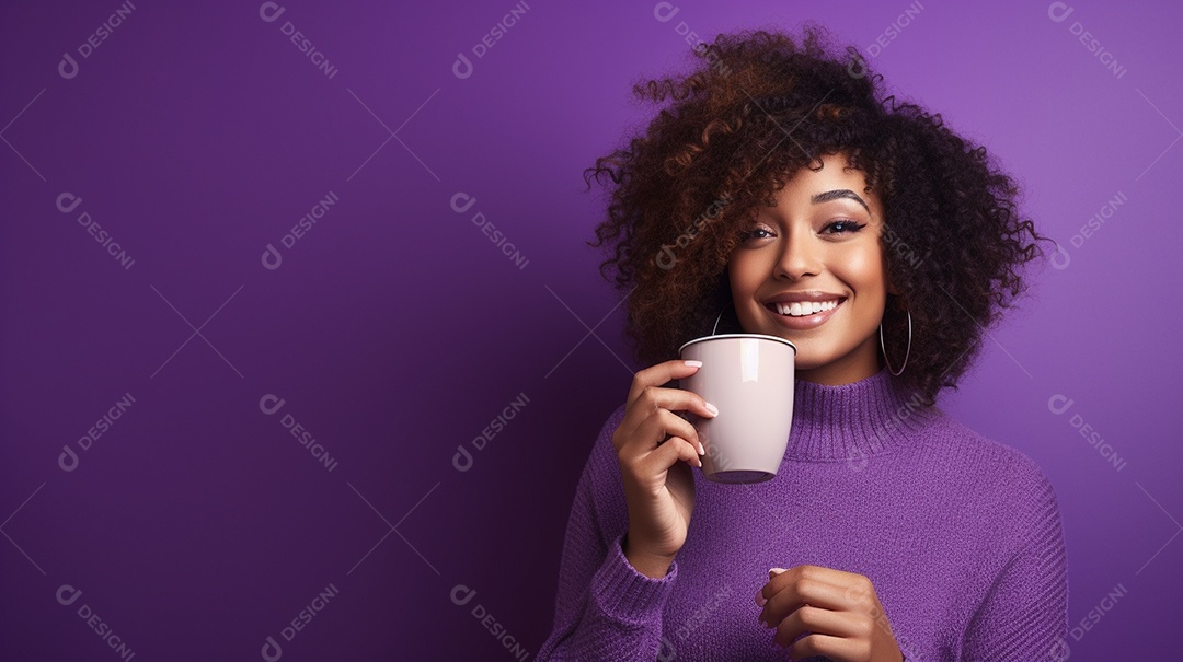 Mulher negra feliz tomando café