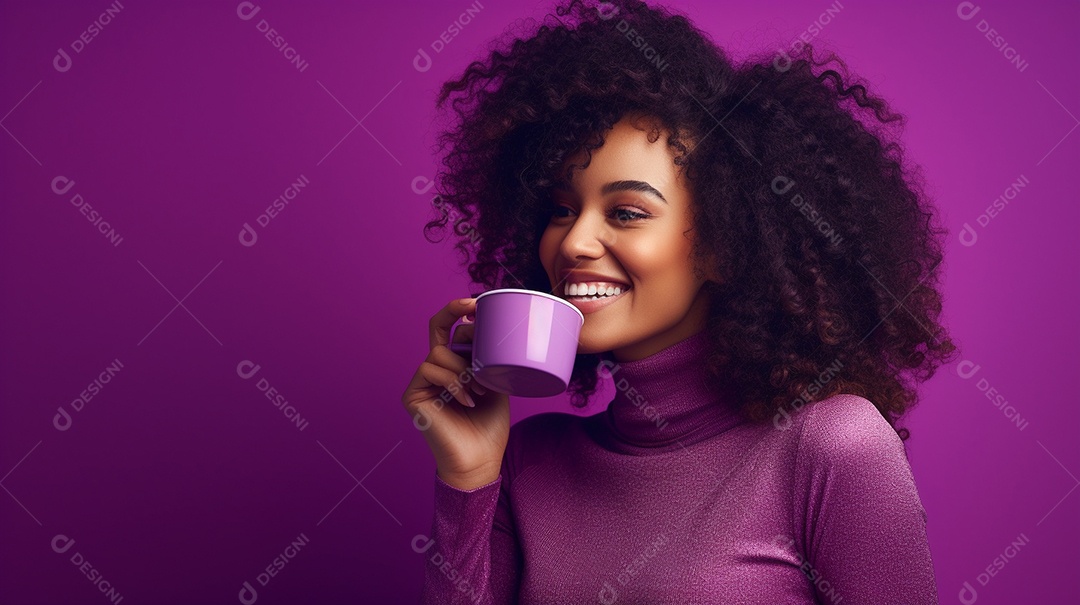 Mulher negra feliz tomando café