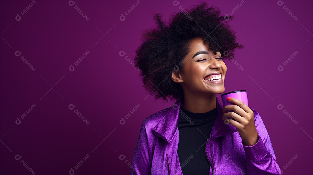 Mulher negra feliz tomando café