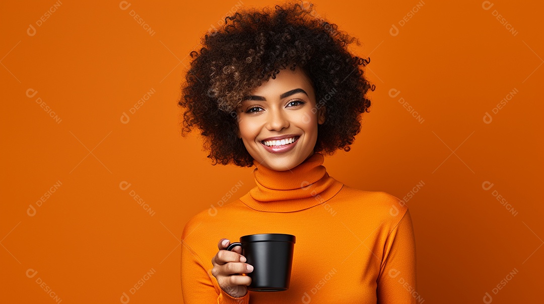 Mulher negra feliz tomando café