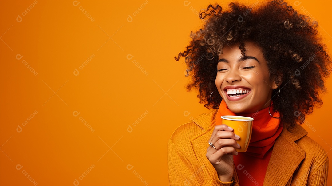 Mulher negra feliz tomando café