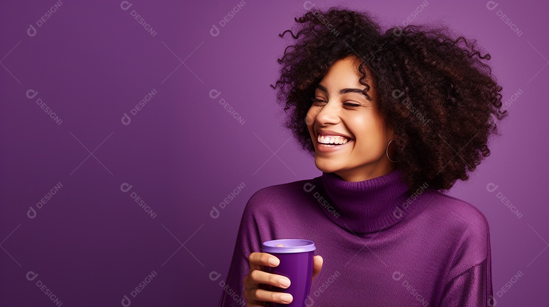 Mulher negra feliz tomando café