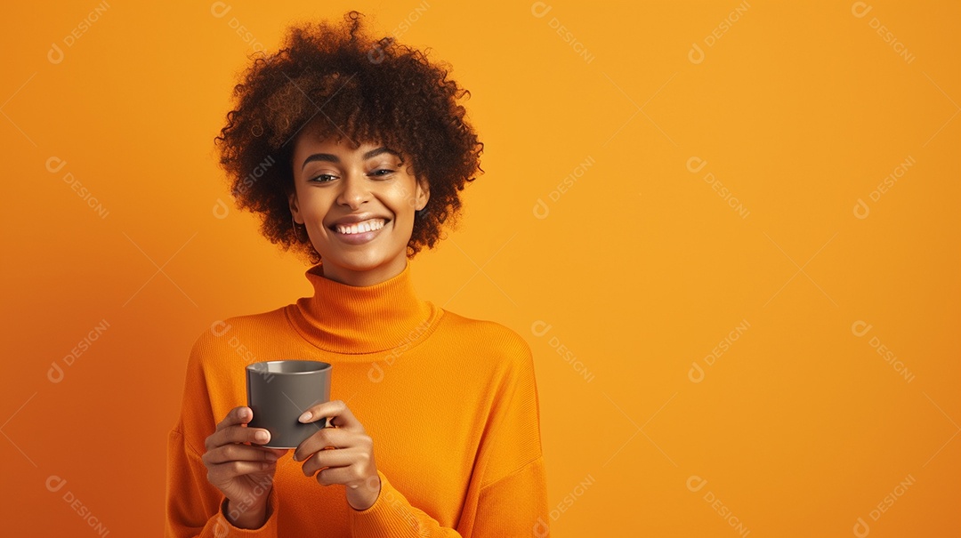 Mulher negra feliz tomando café
